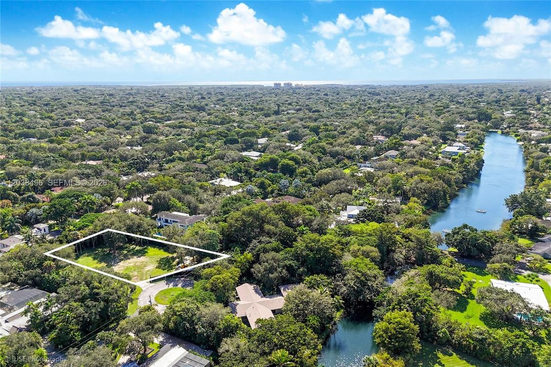 На продажу: $3,400,000 (0.83 acres)
