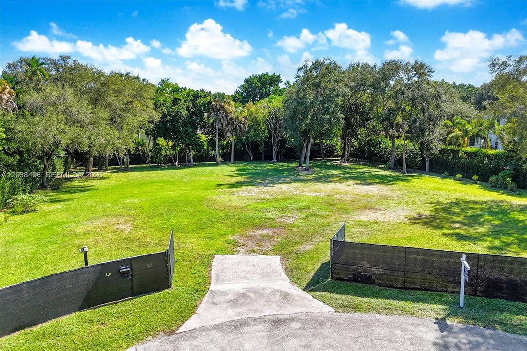 На продажу: $3,400,000 (0.83 acres)