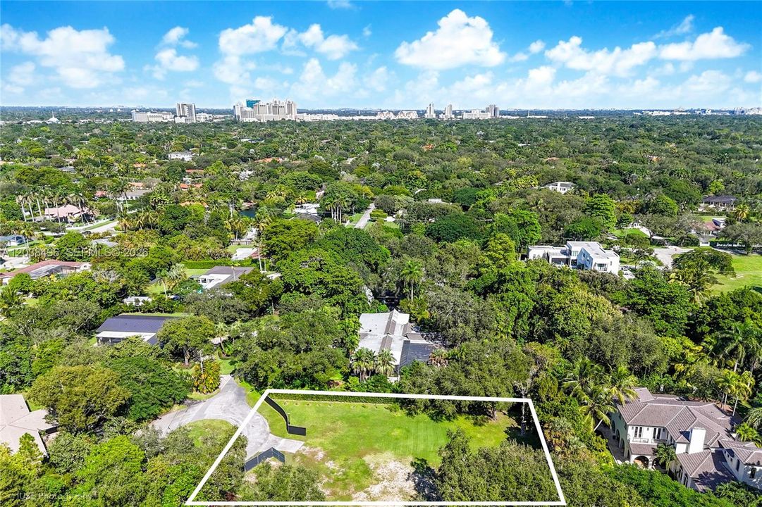 На продажу: $3,400,000 (0.83 acres)