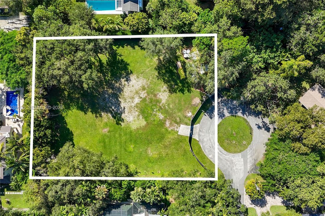 На продажу: $3,400,000 (0.83 acres)