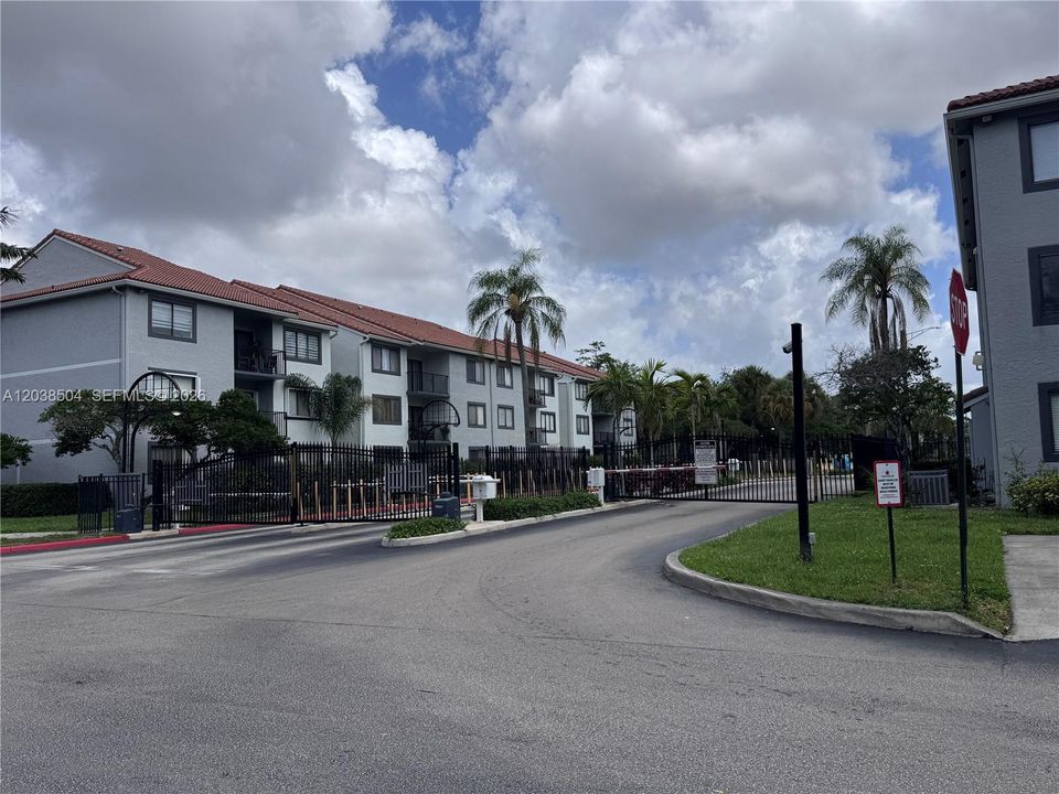 For Sale: $325,000 (3 beds, 2 baths, 1273 Square Feet)