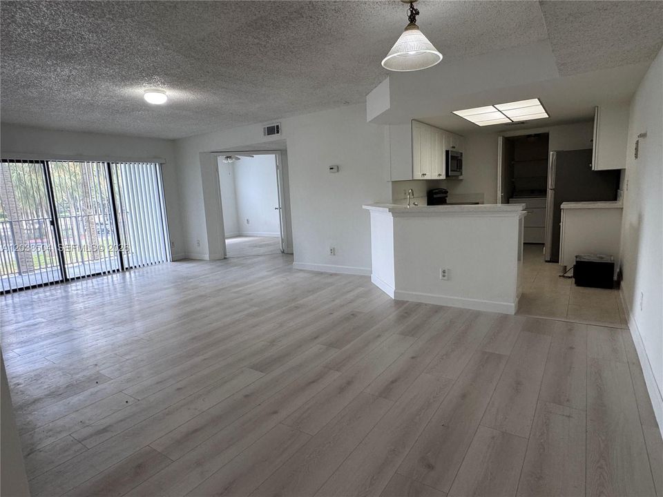 For Sale: $325,000 (3 beds, 2 baths, 1273 Square Feet)