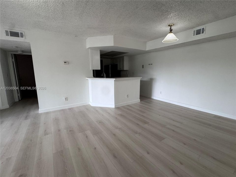 For Sale: $325,000 (3 beds, 2 baths, 1273 Square Feet)