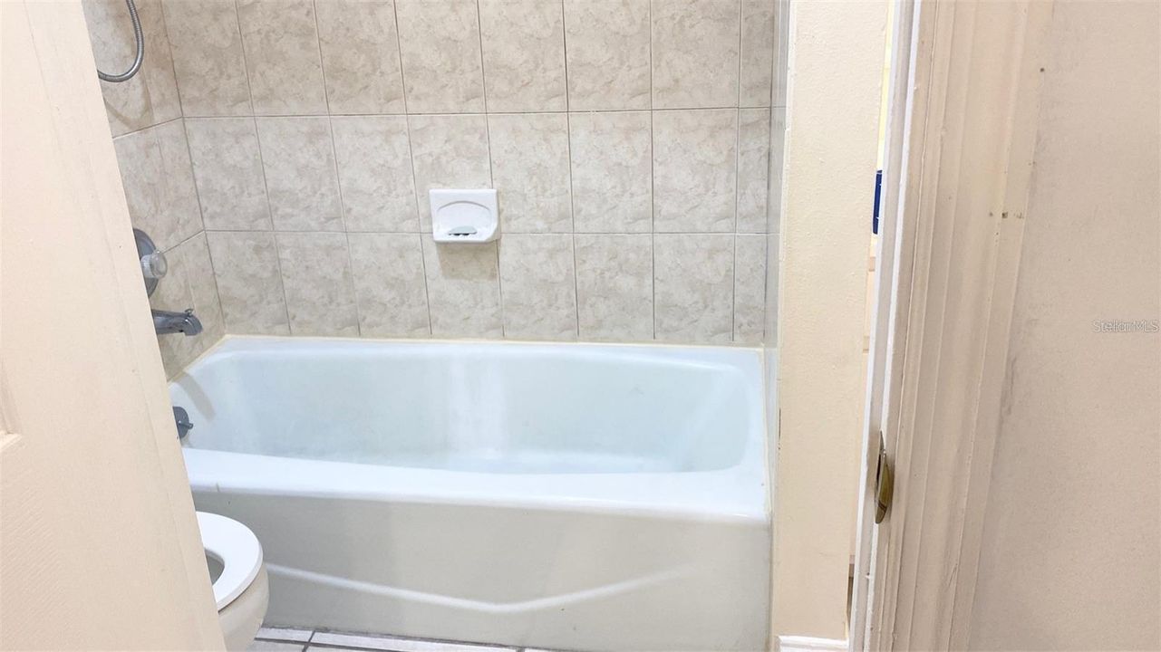 Bath tub