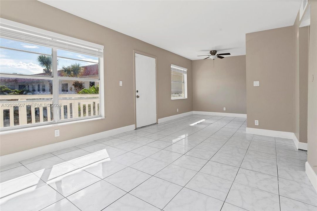 For Sale: $206,000 (2 beds, 1 baths, 709 Square Feet)