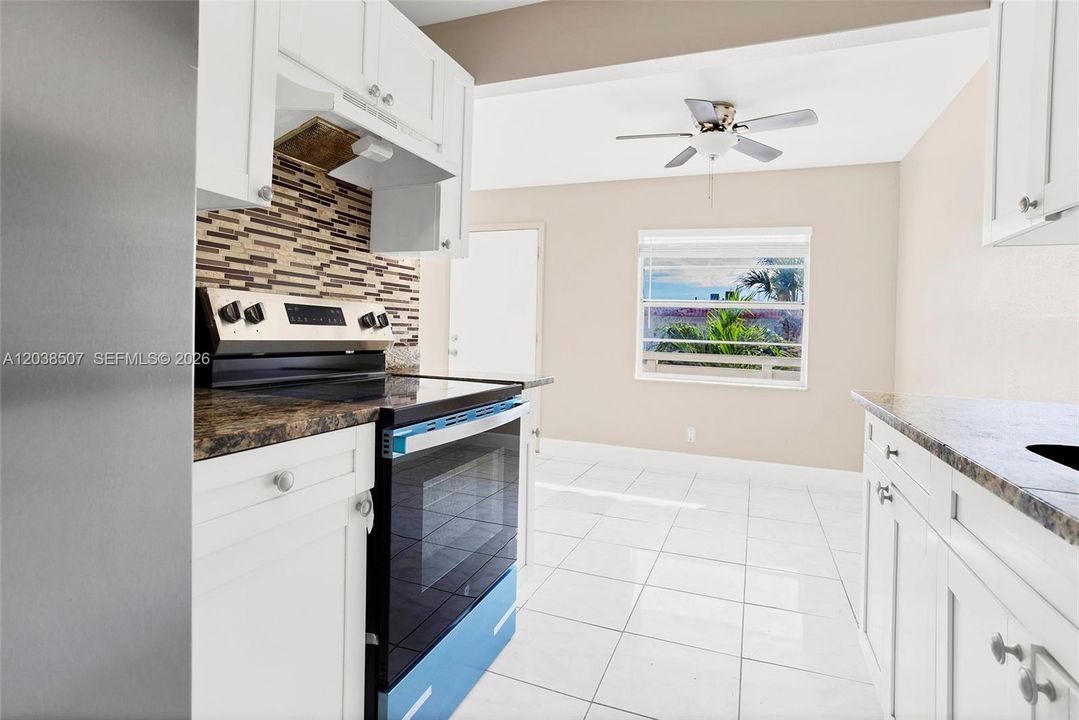 For Sale: $206,000 (2 beds, 1 baths, 709 Square Feet)