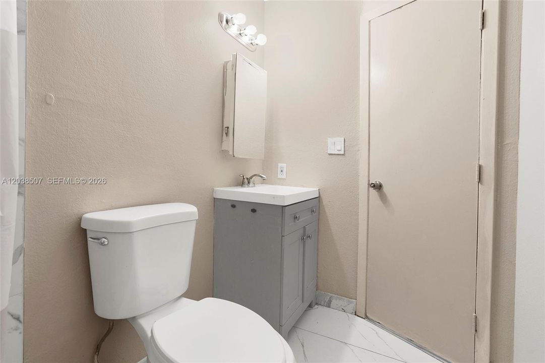 For Sale: $206,000 (2 beds, 1 baths, 709 Square Feet)