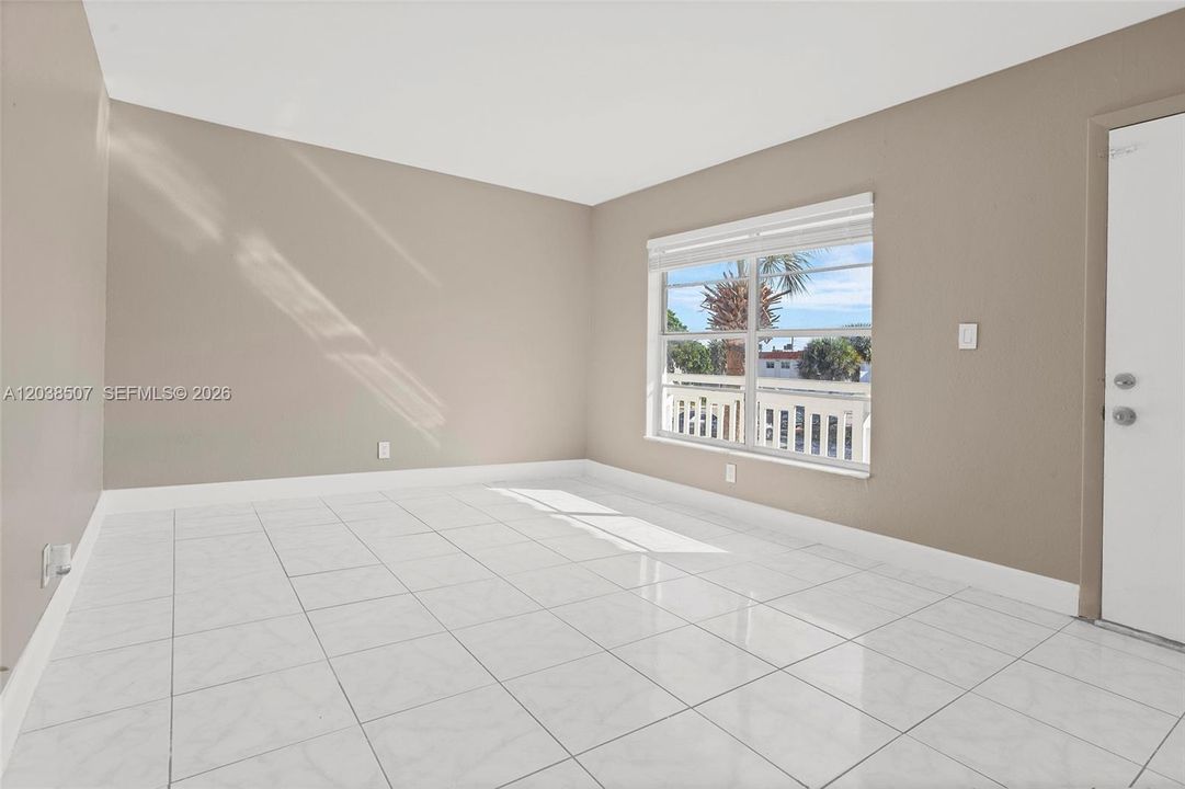 For Sale: $206,000 (2 beds, 1 baths, 709 Square Feet)
