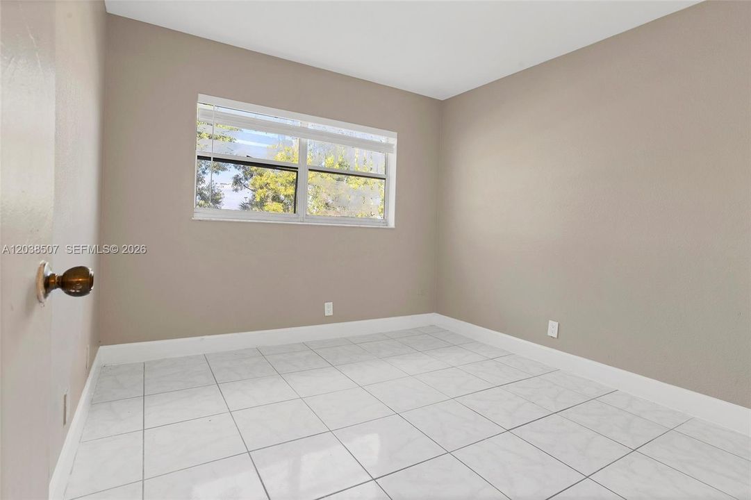 For Sale: $206,000 (2 beds, 1 baths, 709 Square Feet)