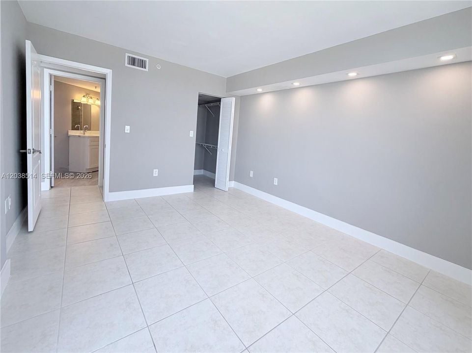 For Rent: $5,500 (2 beds, 2 baths, 1130 Square Feet)