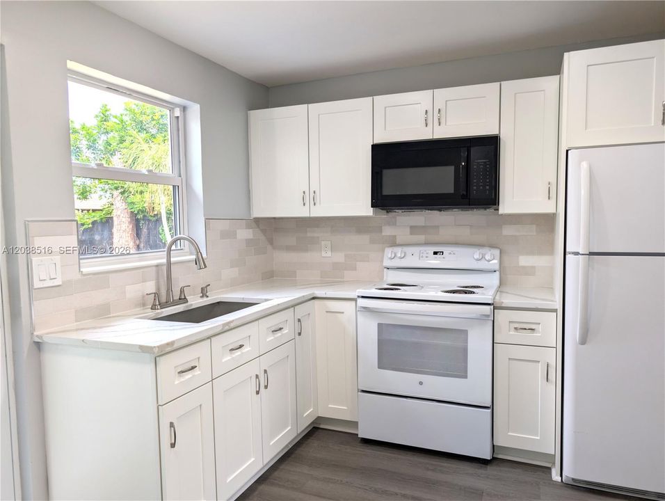 For Rent: $3,000 (3 beds, 2 baths, 1015 Square Feet)