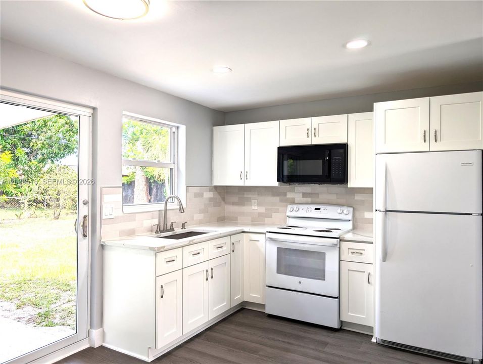 For Rent: $3,000 (3 beds, 2 baths, 1015 Square Feet)
