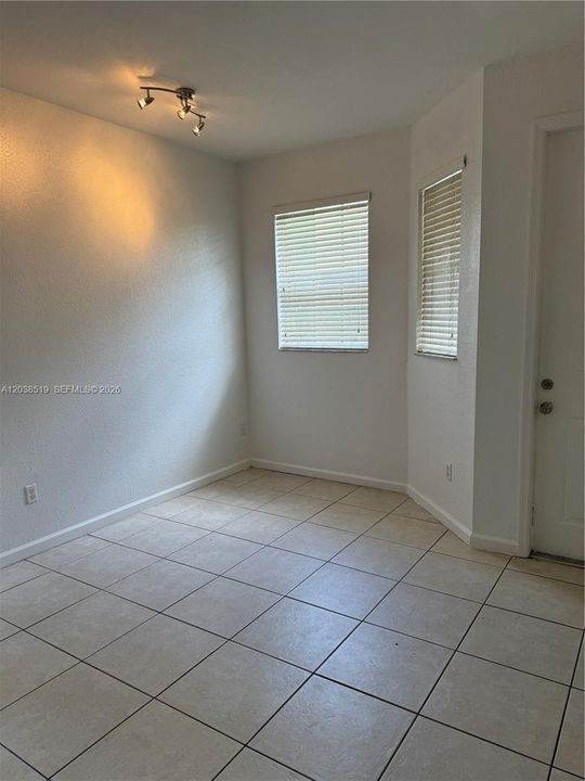 En Renta: $2,400 (4 camas, 3 baños, 1580 Pies cuadrados)