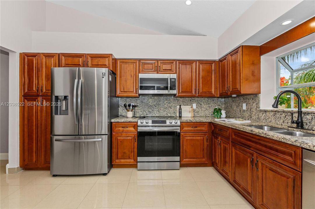 For Sale: $375,000 (2 beds, 2 baths, 1598 Square Feet)