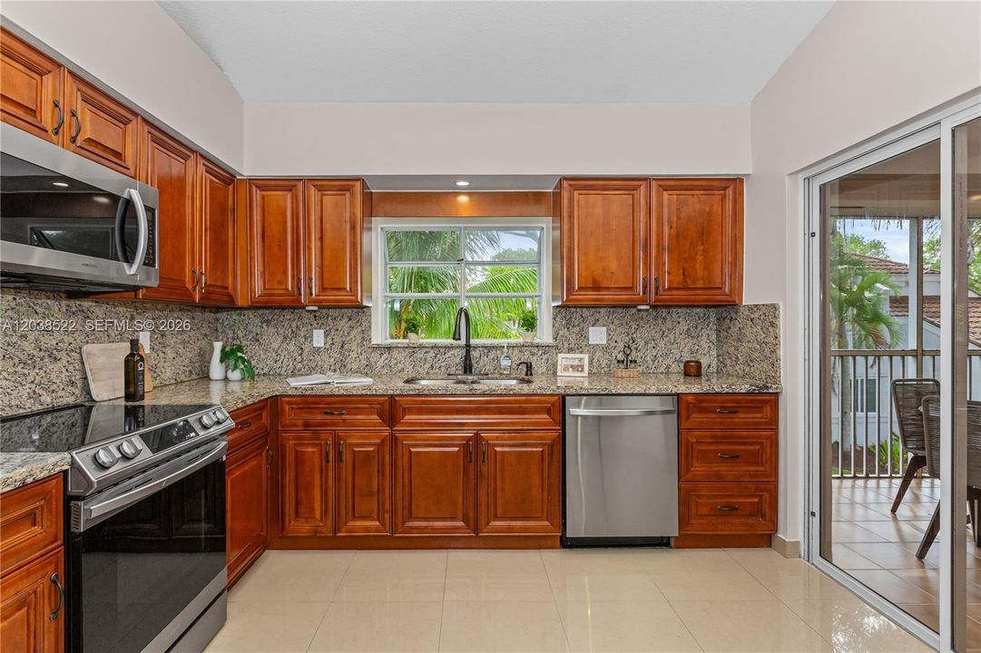 For Sale: $375,000 (2 beds, 2 baths, 1598 Square Feet)