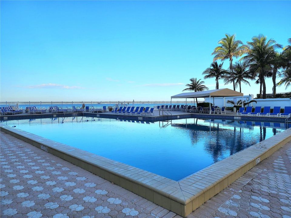 For Sale: $599,900 (2 beds, 2 baths, 1100 Square Feet)