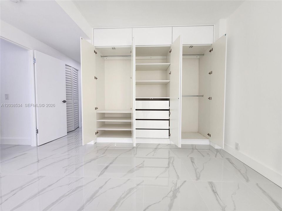 For Sale: $599,900 (2 beds, 2 baths, 1100 Square Feet)