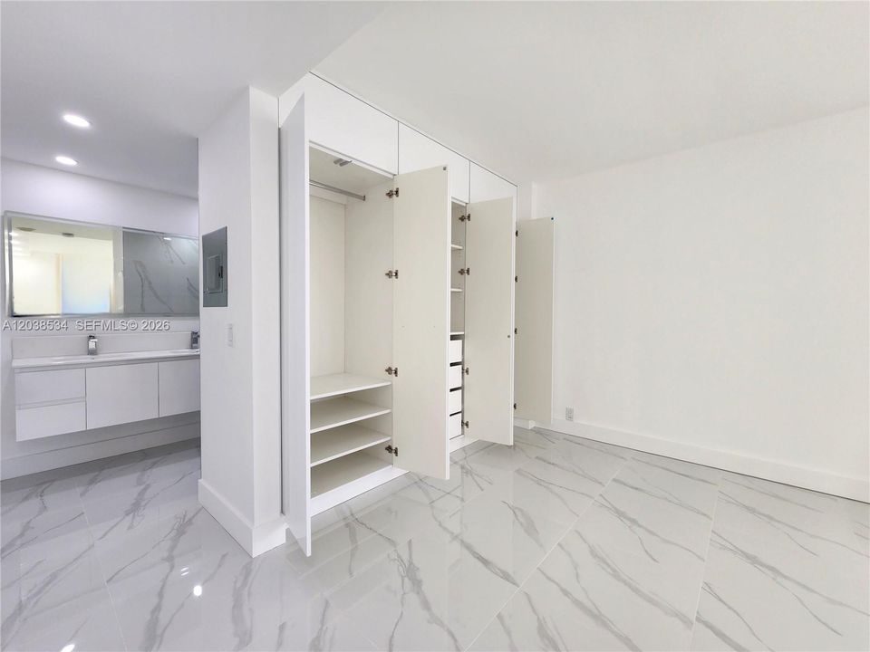 For Sale: $599,900 (2 beds, 2 baths, 1100 Square Feet)