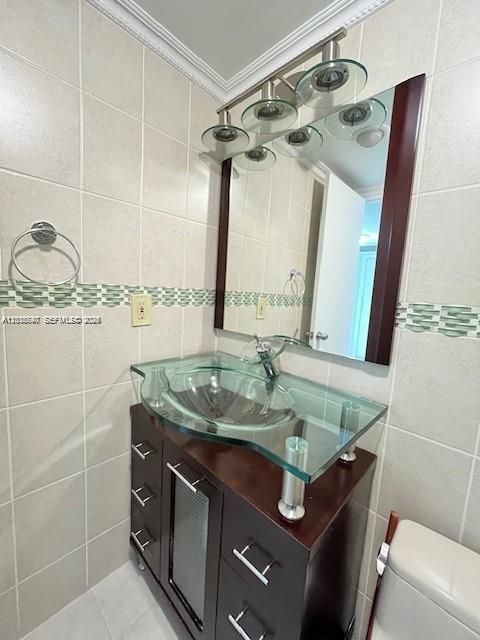 For Sale: $250,000 (2 beds, 2 baths, 770 Square Feet)