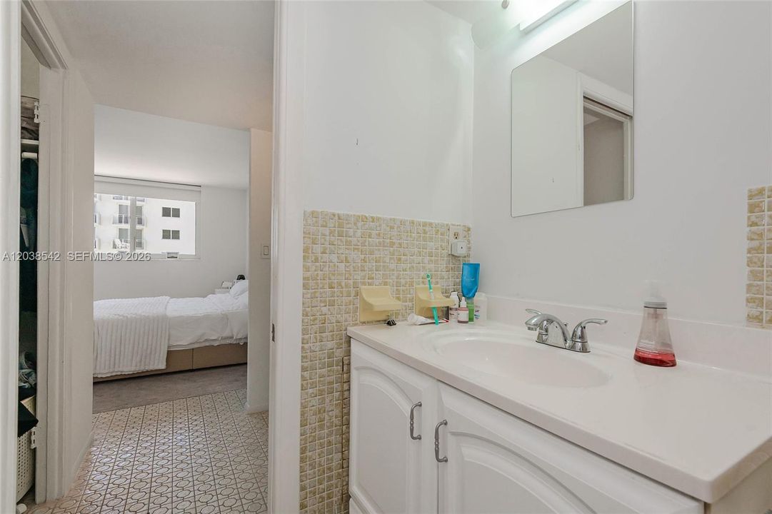 For Sale: $490,000 (1 beds, 1 baths, 655 Square Feet)