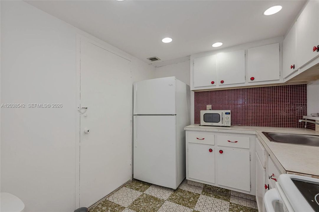 For Sale: $490,000 (1 beds, 1 baths, 655 Square Feet)