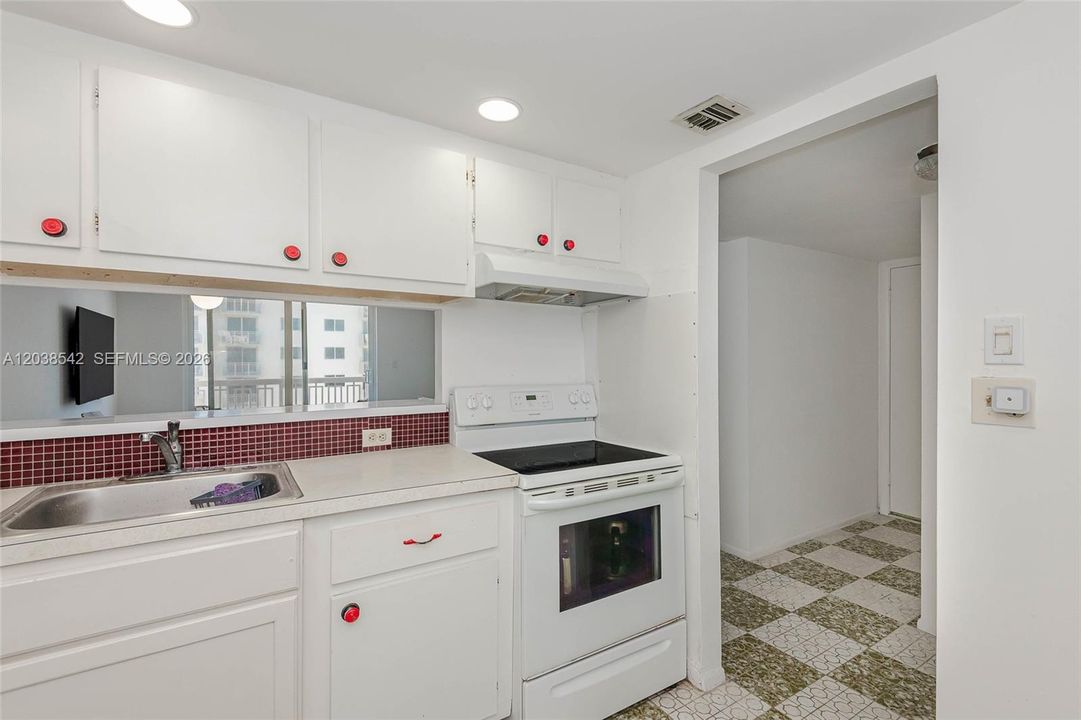 For Sale: $490,000 (1 beds, 1 baths, 655 Square Feet)