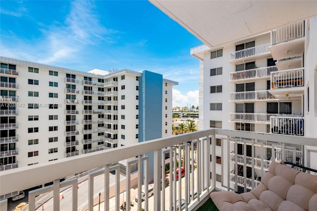 For Sale: $490,000 (1 beds, 1 baths, 655 Square Feet)