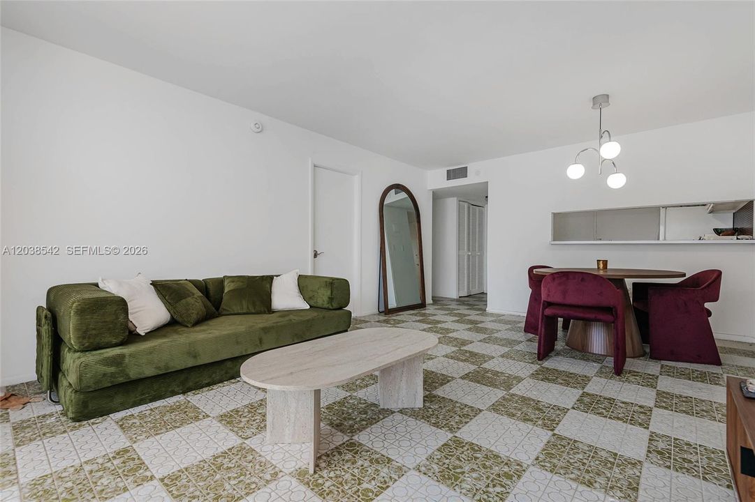 For Sale: $490,000 (1 beds, 1 baths, 655 Square Feet)