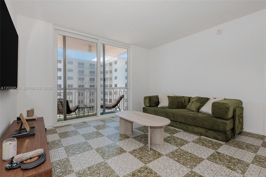 For Sale: $490,000 (1 beds, 1 baths, 655 Square Feet)