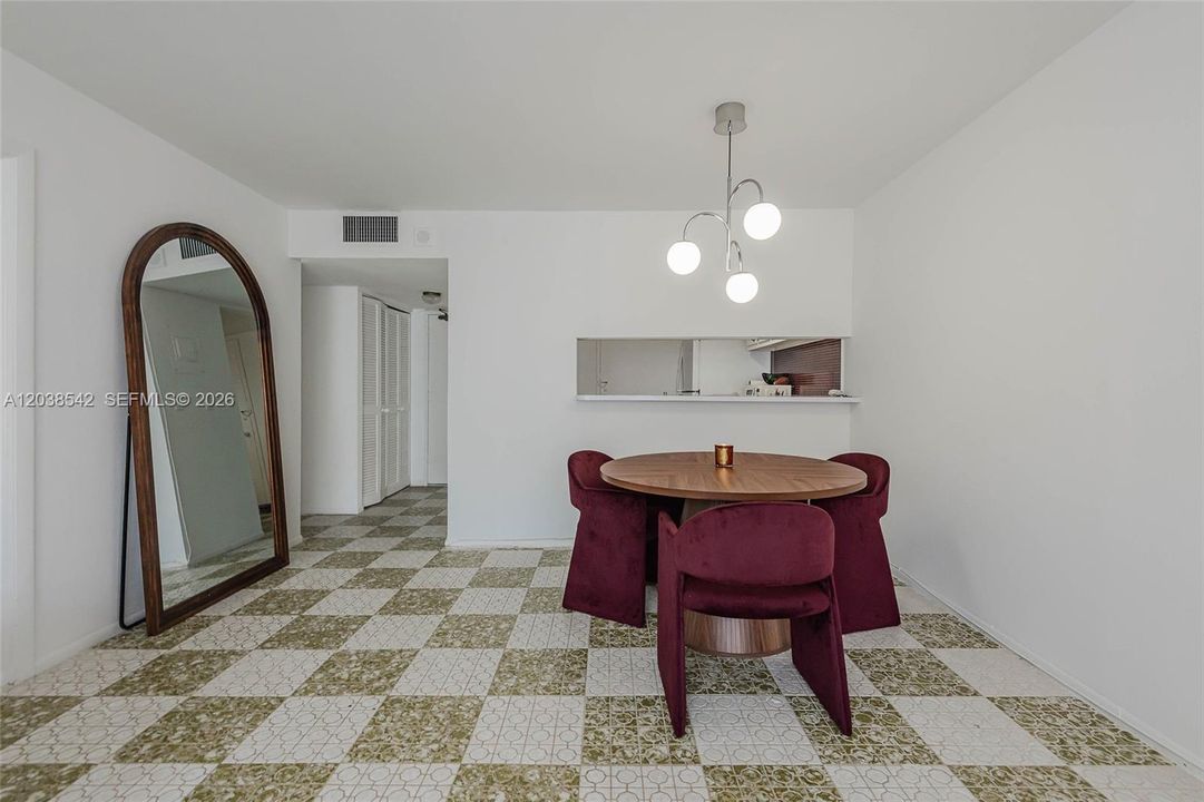 For Sale: $490,000 (1 beds, 1 baths, 655 Square Feet)