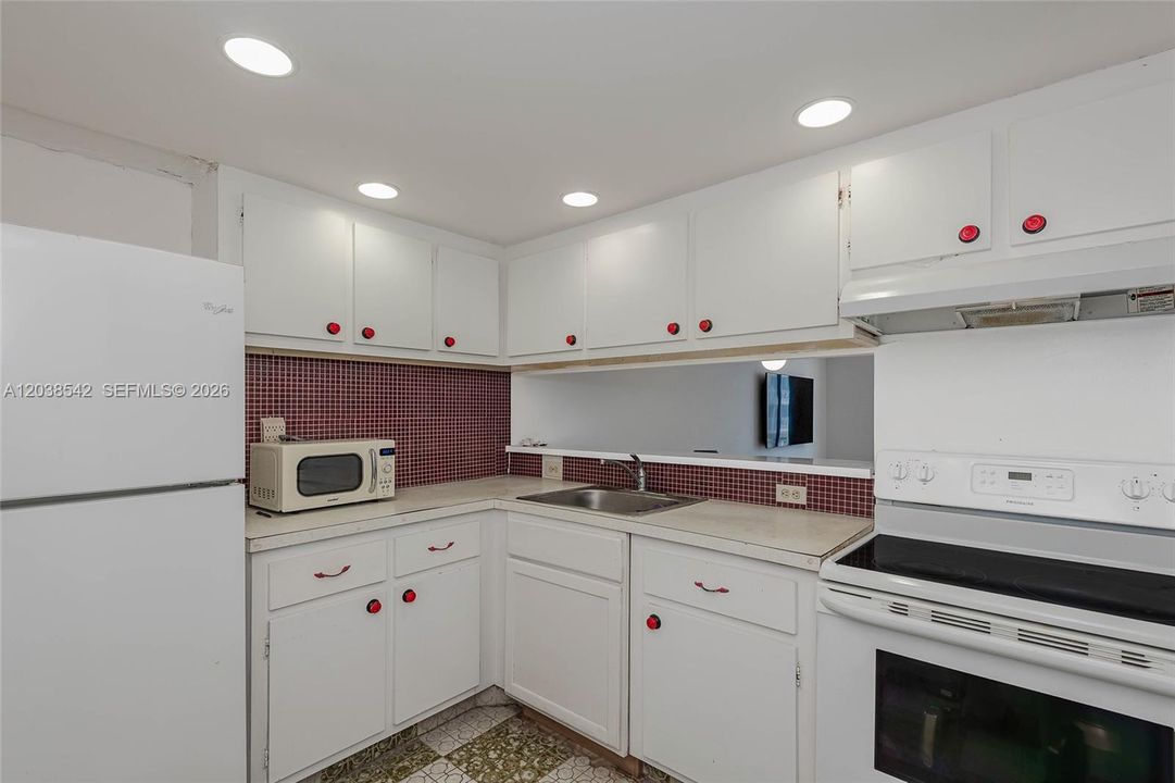 For Sale: $490,000 (1 beds, 1 baths, 655 Square Feet)