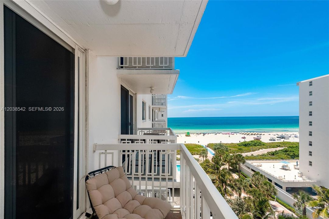 For Sale: $490,000 (1 beds, 1 baths, 655 Square Feet)