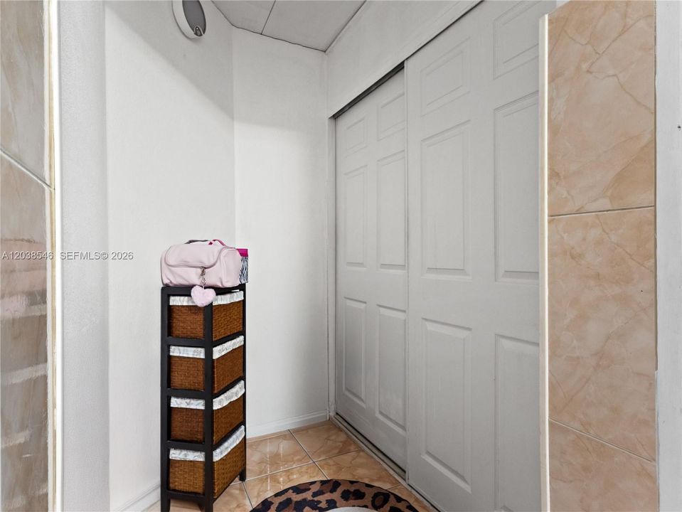 For Sale: $700,000 (6 beds, 4 baths, 1911 Square Feet)