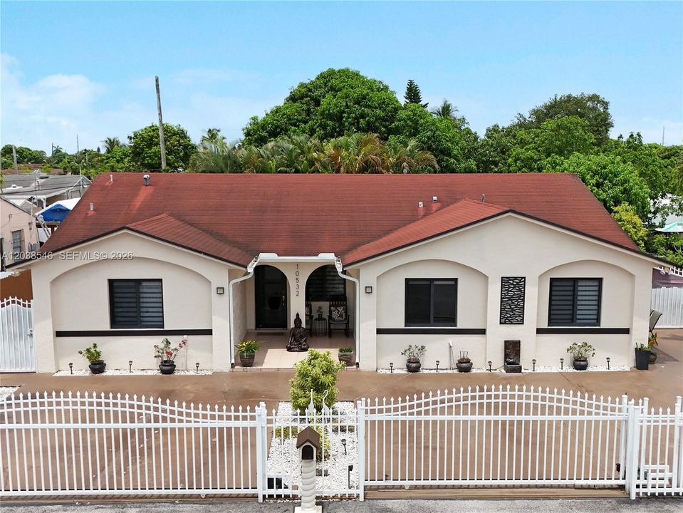 For Sale: $700,000 (6 beds, 4 baths, 1911 Square Feet)