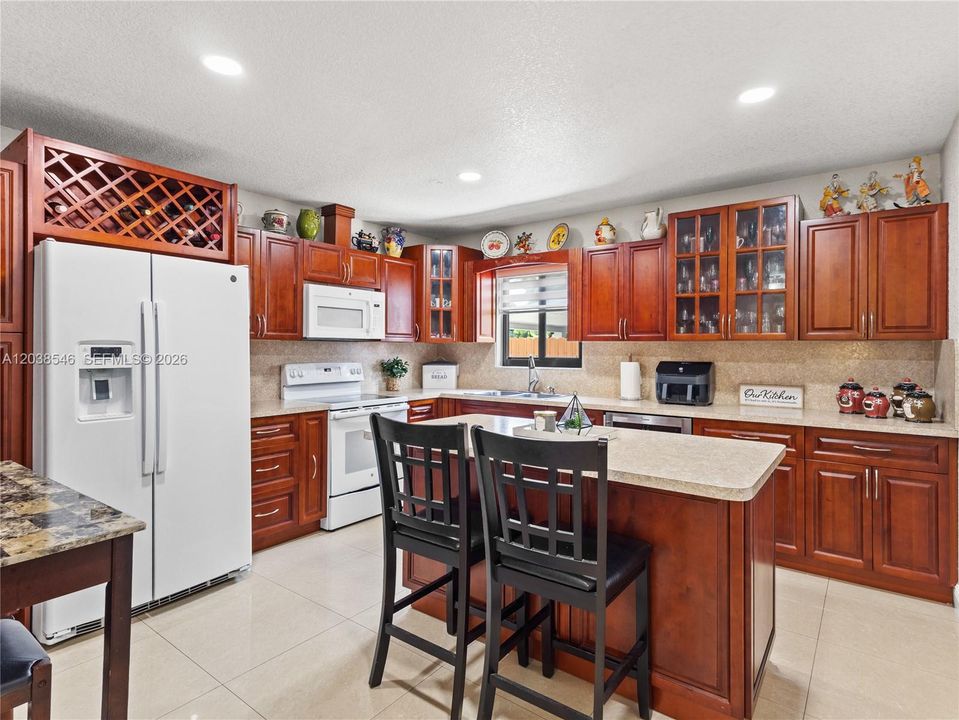 For Sale: $700,000 (6 beds, 4 baths, 1911 Square Feet)
