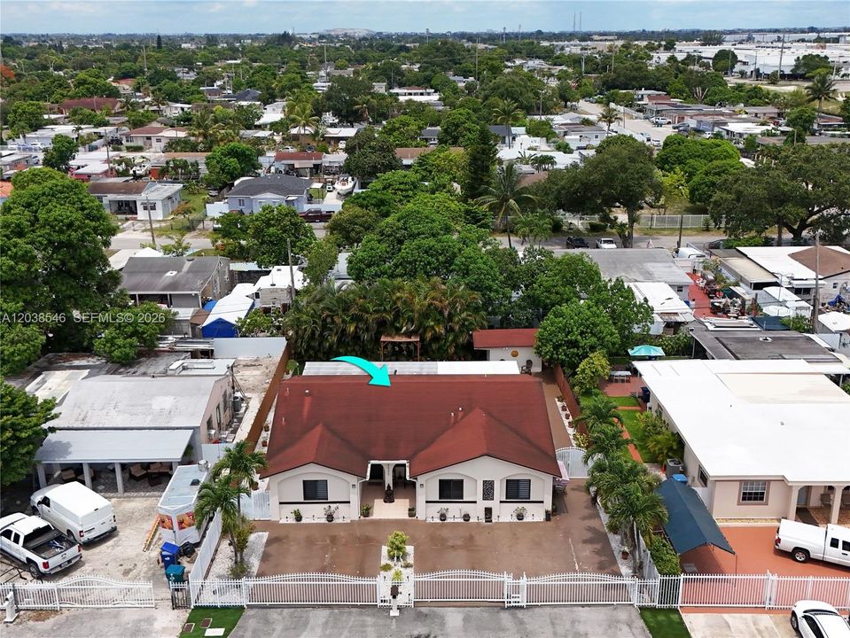For Sale: $700,000 (6 beds, 4 baths, 1911 Square Feet)