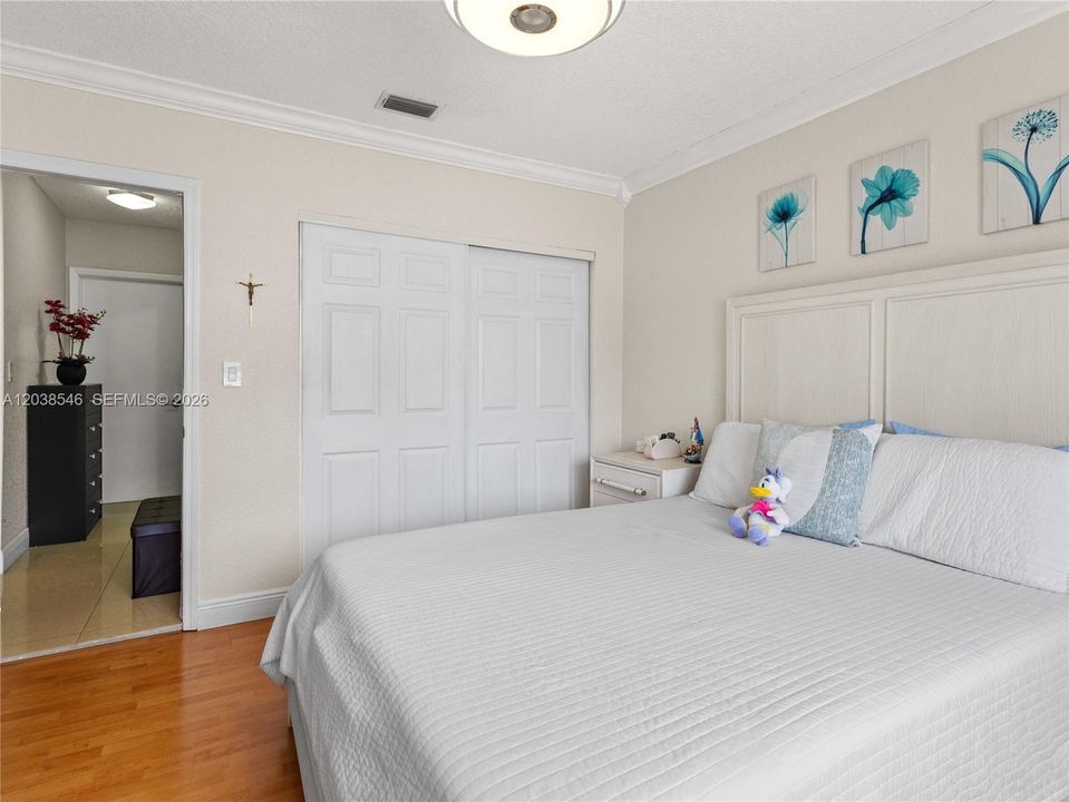 For Sale: $700,000 (6 beds, 4 baths, 1911 Square Feet)