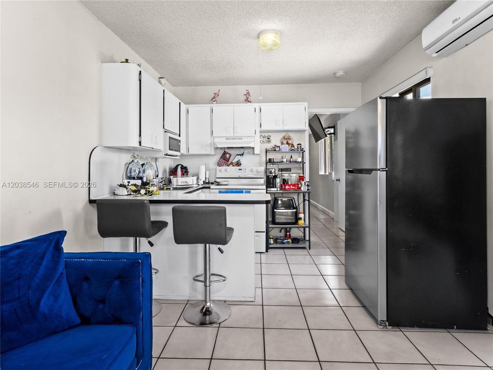 For Sale: $700,000 (6 beds, 4 baths, 1911 Square Feet)