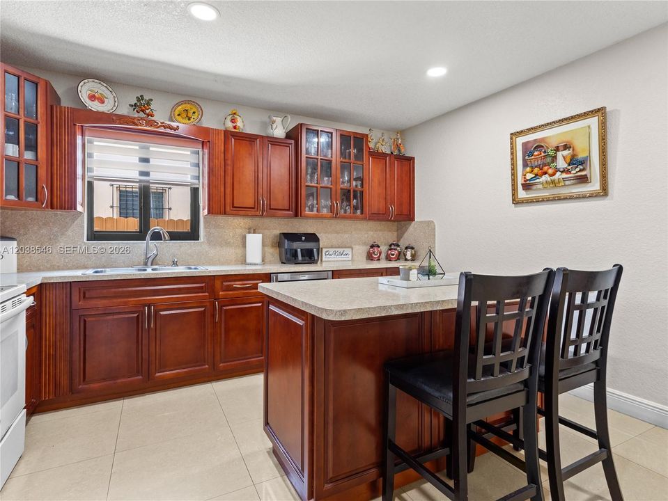 For Sale: $700,000 (6 beds, 4 baths, 1911 Square Feet)