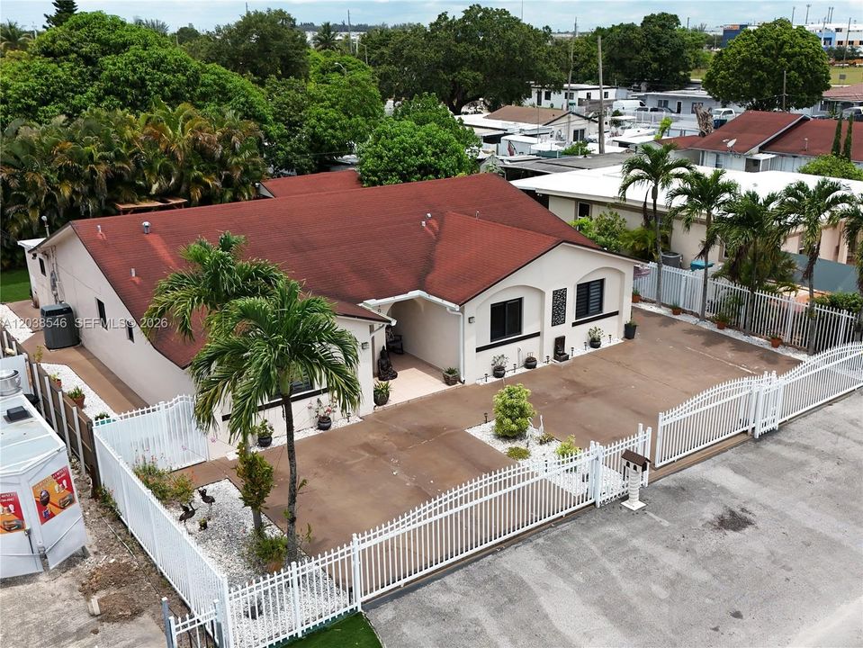 For Sale: $700,000 (6 beds, 4 baths, 1911 Square Feet)