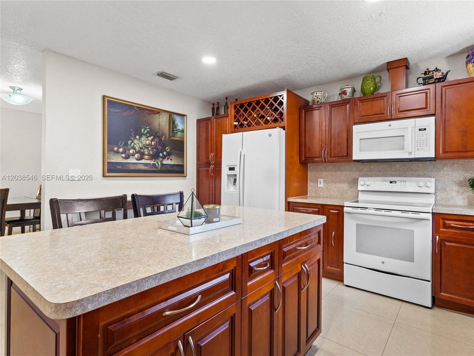 For Sale: $700,000 (6 beds, 4 baths, 1911 Square Feet)