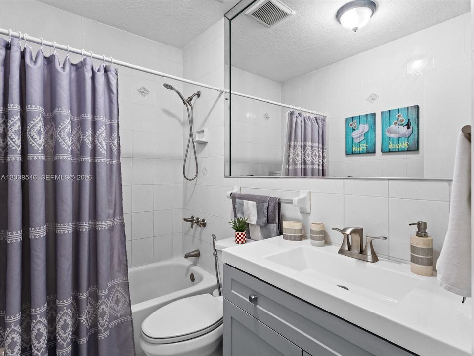 For Sale: $700,000 (6 beds, 4 baths, 1911 Square Feet)