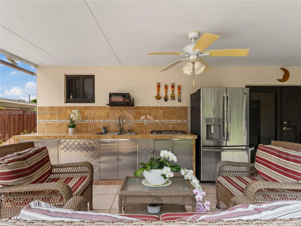 For Sale: $700,000 (6 beds, 4 baths, 1911 Square Feet)