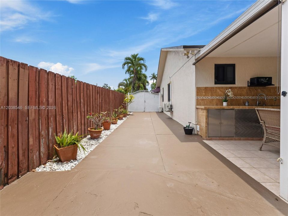 For Sale: $700,000 (6 beds, 4 baths, 1911 Square Feet)