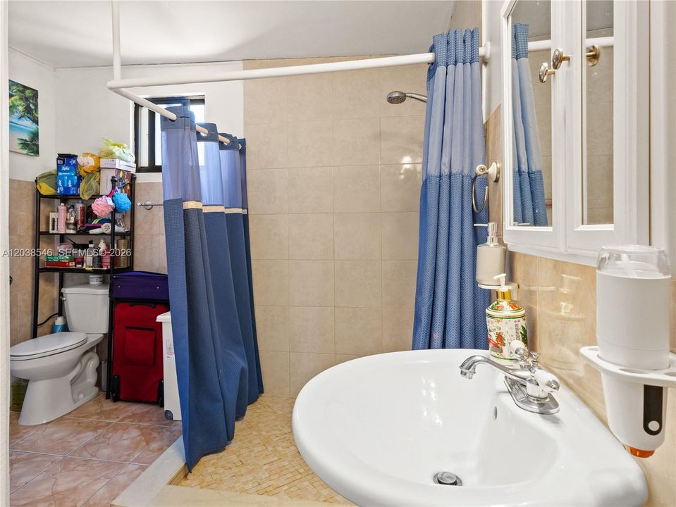 For Sale: $700,000 (6 beds, 4 baths, 1911 Square Feet)