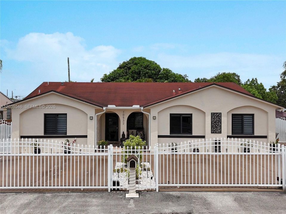 For Sale: $700,000 (6 beds, 4 baths, 1911 Square Feet)