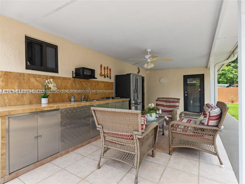 For Sale: $700,000 (6 beds, 4 baths, 1911 Square Feet)