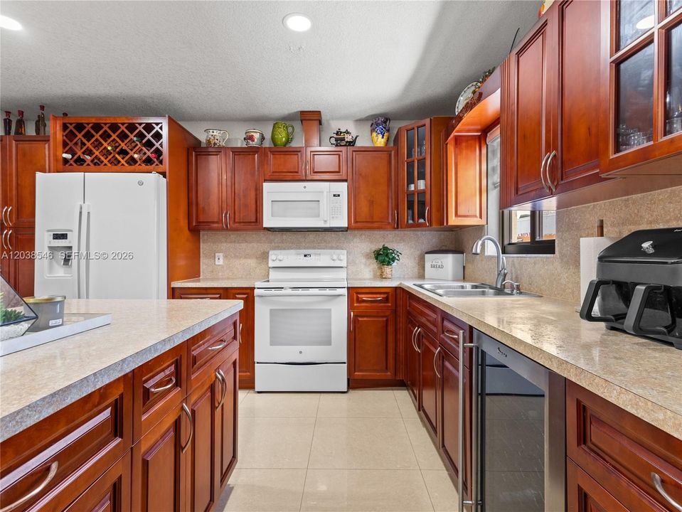 For Sale: $700,000 (6 beds, 4 baths, 1911 Square Feet)