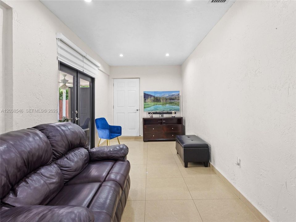 For Sale: $700,000 (6 beds, 4 baths, 1911 Square Feet)