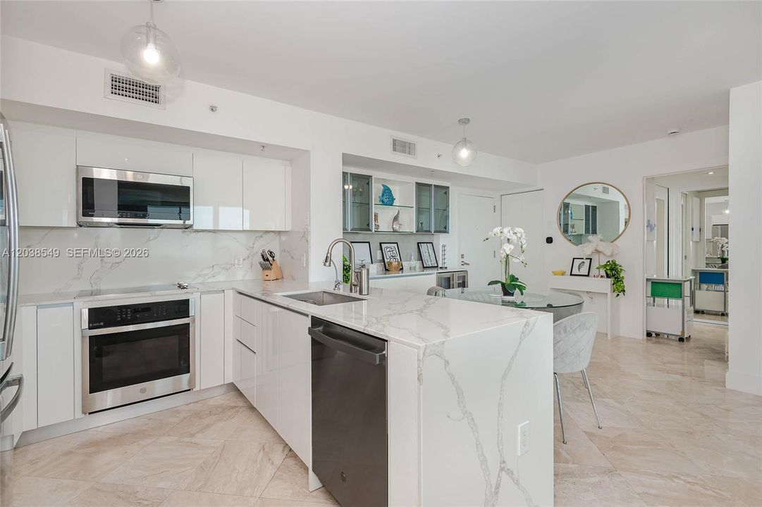 For Rent: $5,900 (2 beds, 2 baths, 1080 Square Feet)